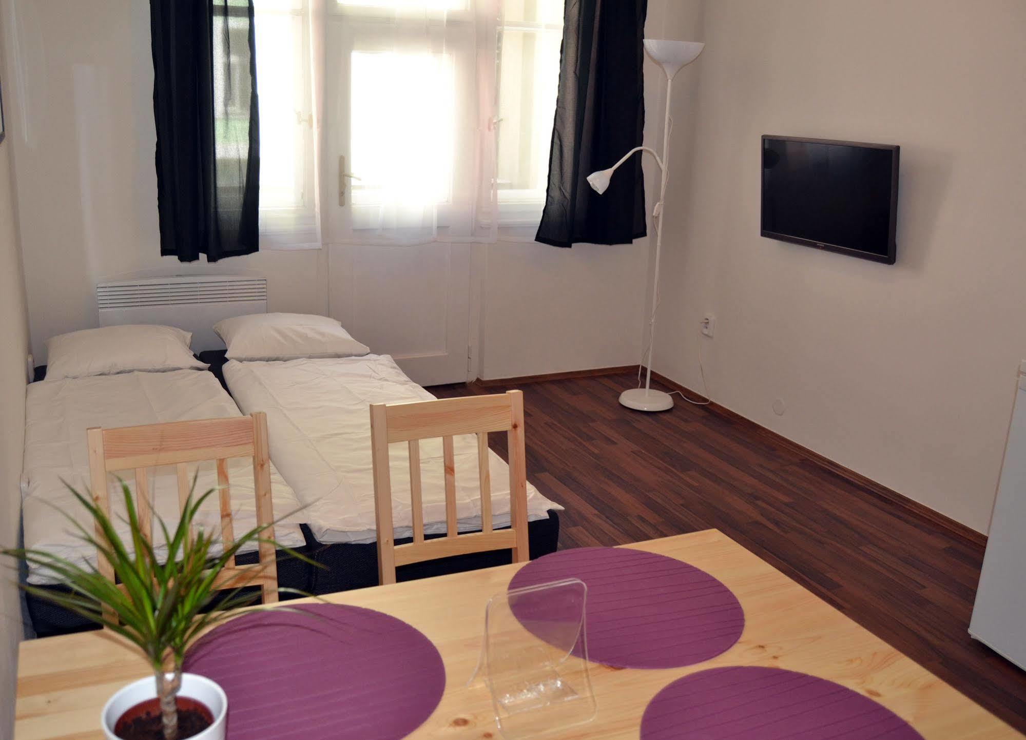 Jezerka Apartments Прага Екстер'єр фото