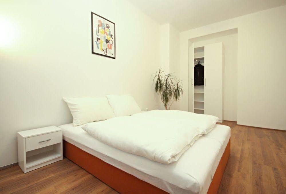 Jezerka Apartments Прага Екстер'єр фото